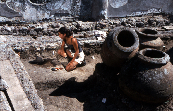 files/Research Projects/Pompeii/undergraduate excavating 4.jpg